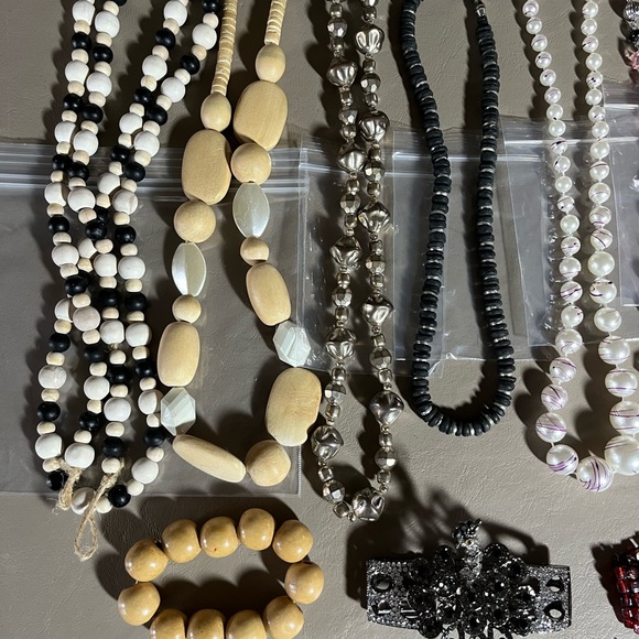 Crafters Jewelry Bundle - Junk Jewelry - Some Ready To Wear Pieces. Lot 3 - Picture 3 of 5